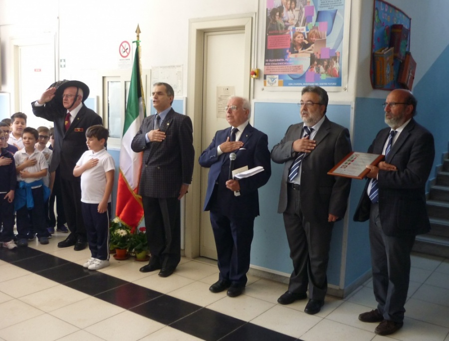 La sezione provinciale dell’Associazione ANCRI offre il Tricolore agli studenti dell’Istituto Comprensivo “Italo Calvino” della città di Catania
